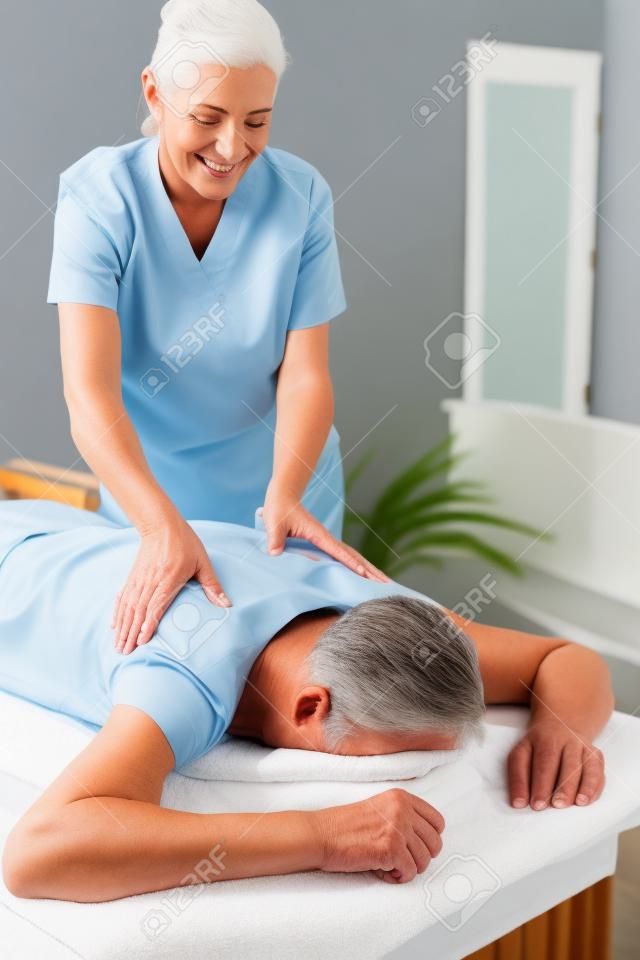 Ein Senior bei einer Massage