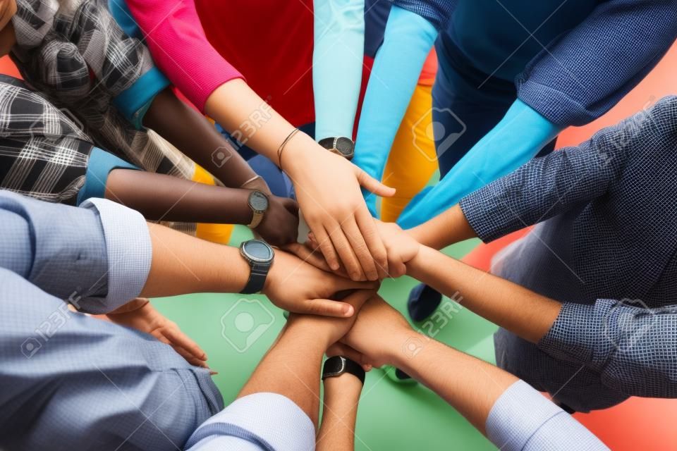 Grupo de personas diversas se unieron al trabajo en equipo
