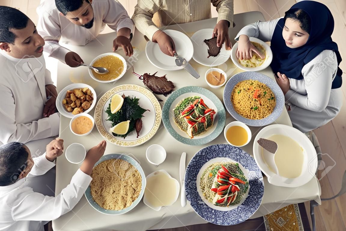 Moslimfamilie met een Ramadan feest
