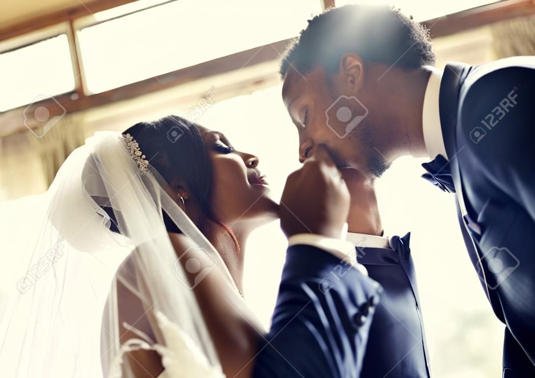 Brautschleier-Hochzeitsfeier des frisch verheirateten Bräutigams der afrikanischen Abstammung