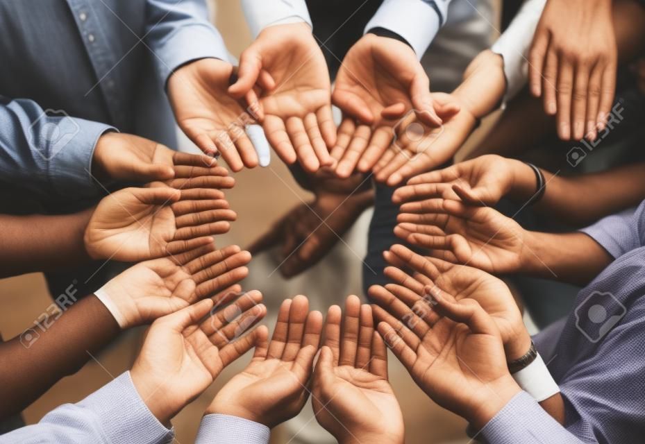 Grupo de mãos diversas em um círculo