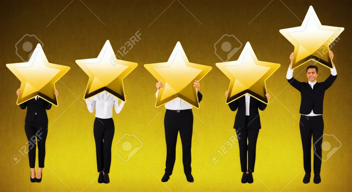 Diverse zakenmensen tonen gouden sterren rating symbool