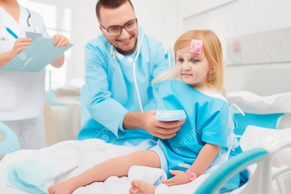 Petite fille malade dans un hôpital