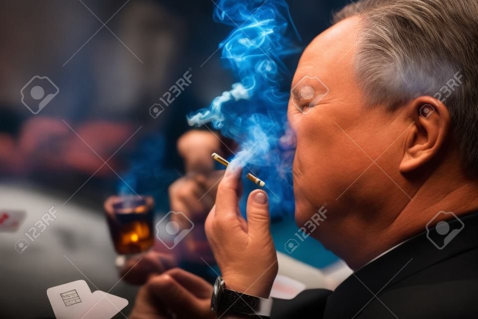 Ein Mann, der in einem Glücksspielkreis raucht