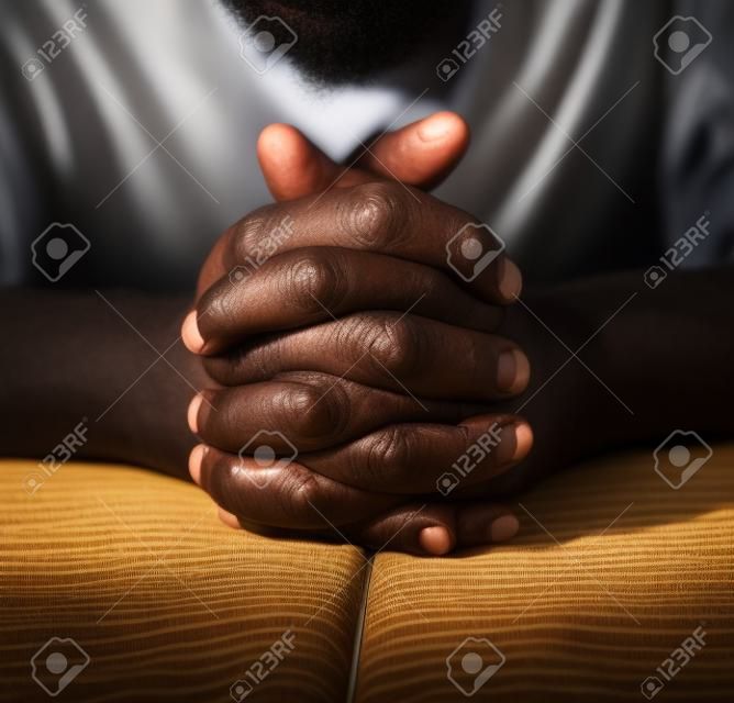 Hombre afroamericano orando a Dios