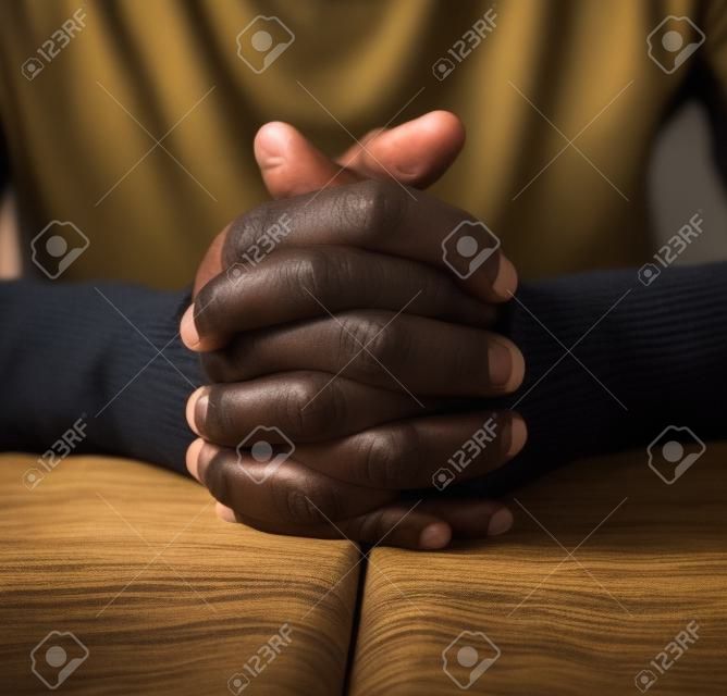 Hombre afroamericano orando a Dios