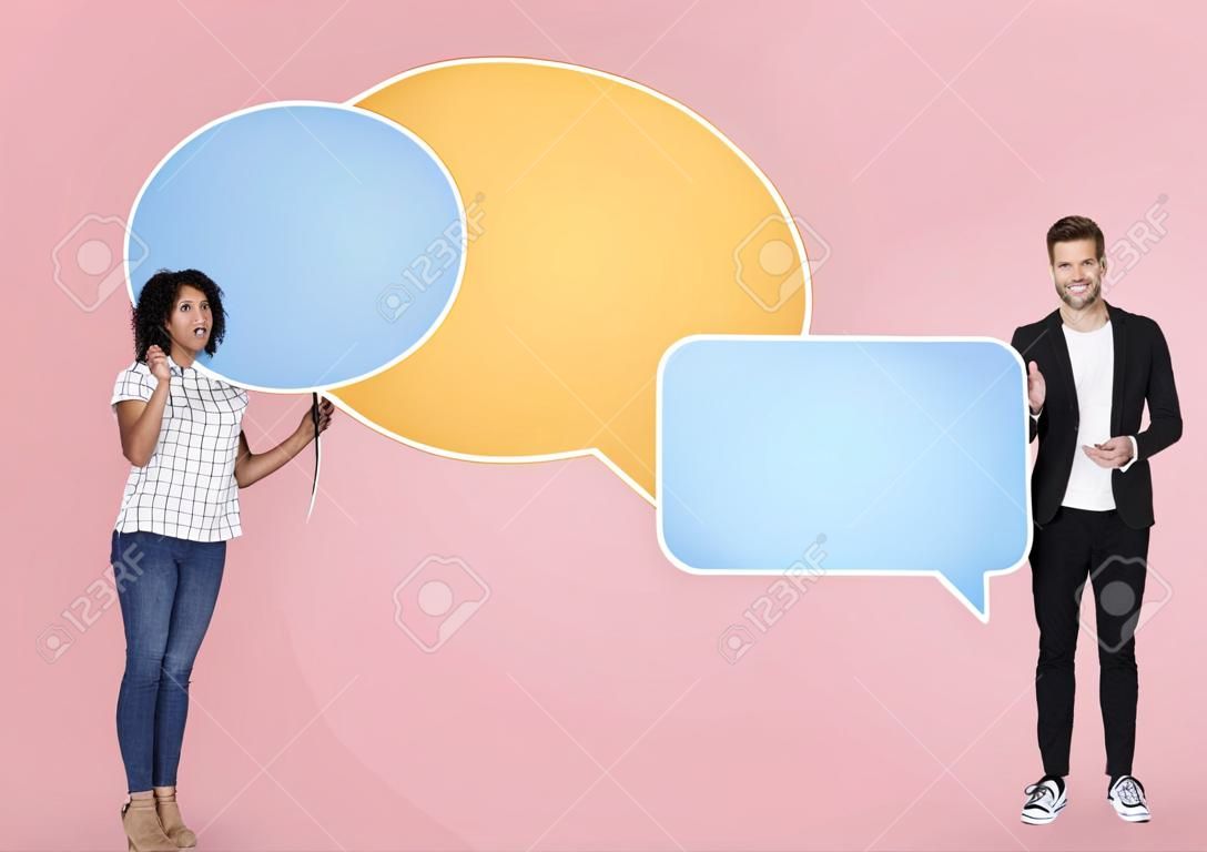 Personnes détenant des icônes de bulle de dialogue