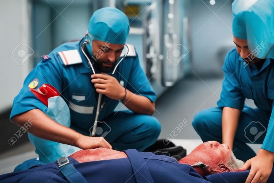 Paramedisch team dat een kritieke patiënt redt