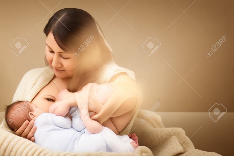 Moeder geeft haar baby borstvoeding.