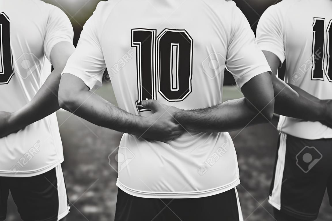 Piłkarz ubrany w koszulkę z numerem 10