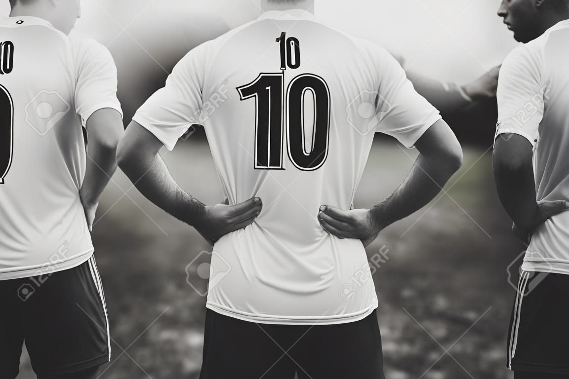 Joueur de football portant le maillot numéro 10