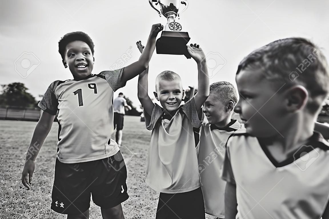 경기장에서 승리를 축하하는 어린 아이들