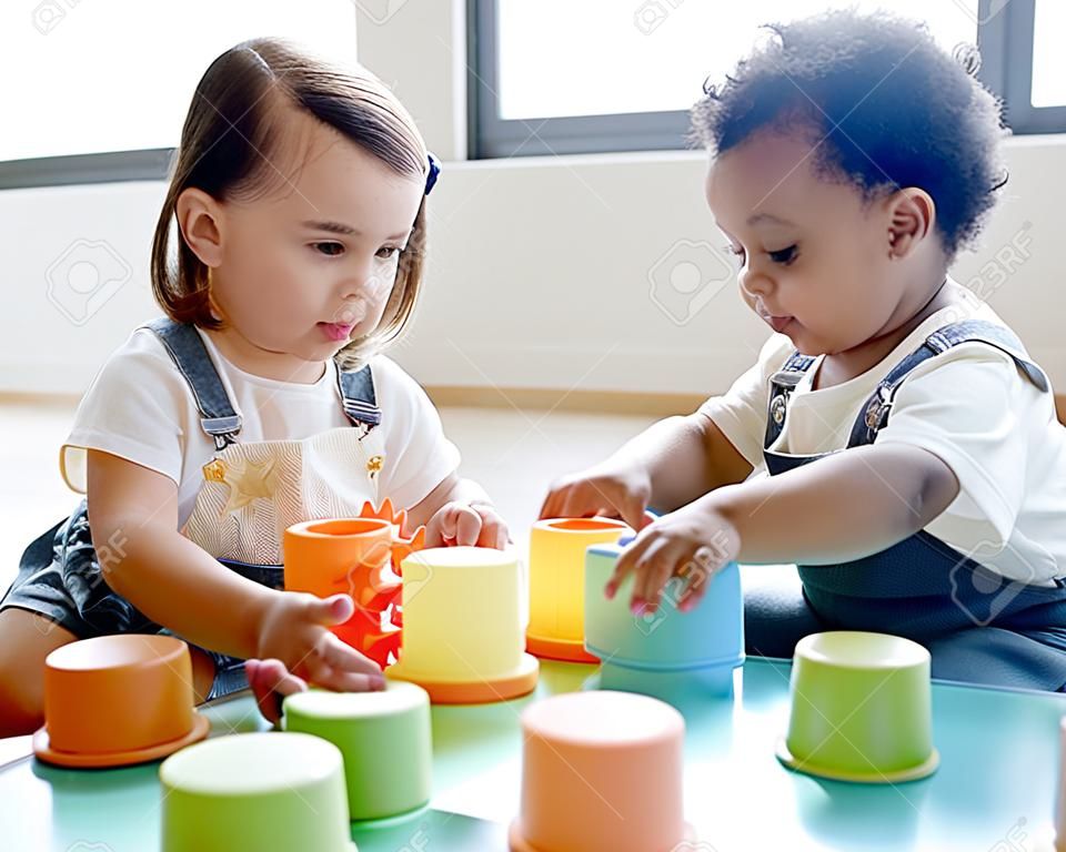 Niños pequeños jugando juguetes en el centro de aprendizaje
