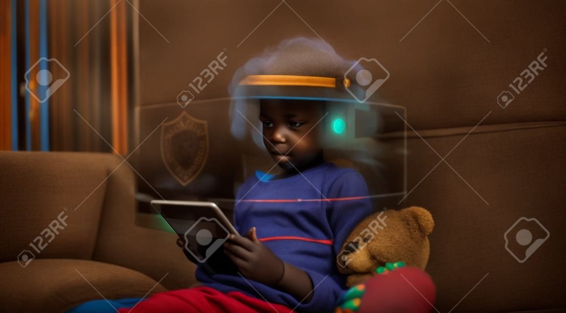 Junges afrikanisches Kind mit digitalem Tablet