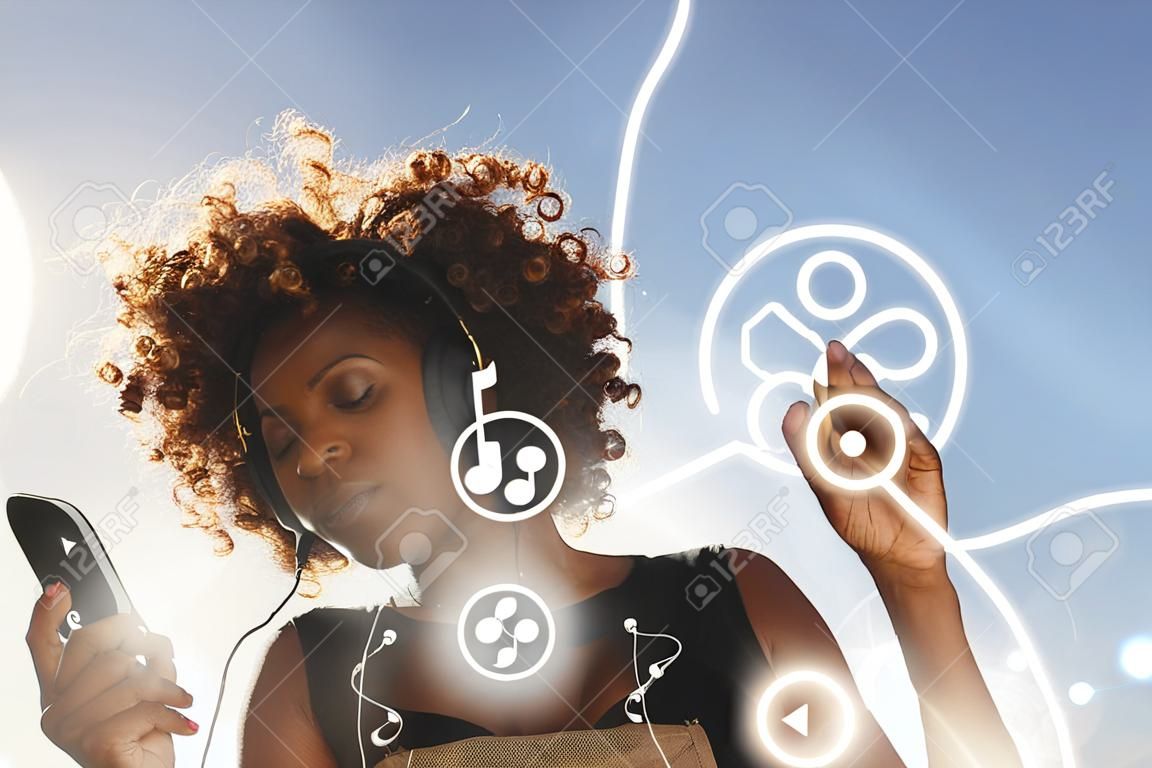 Afrikanische Frau, die Musik von ihrem Telefon hört