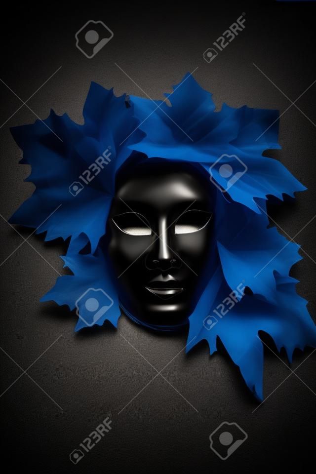 Máscara veneciana sobre fondo negro