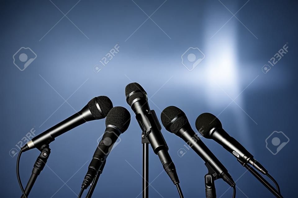Beyaz üzerine Basın Toplantısı Mikrofonlar
