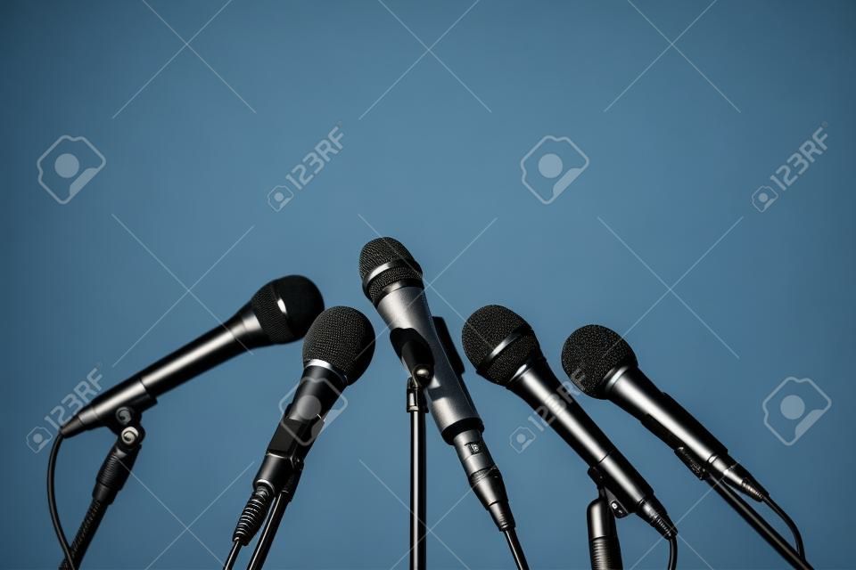 Microfones de conferência de imprensa sobre branco