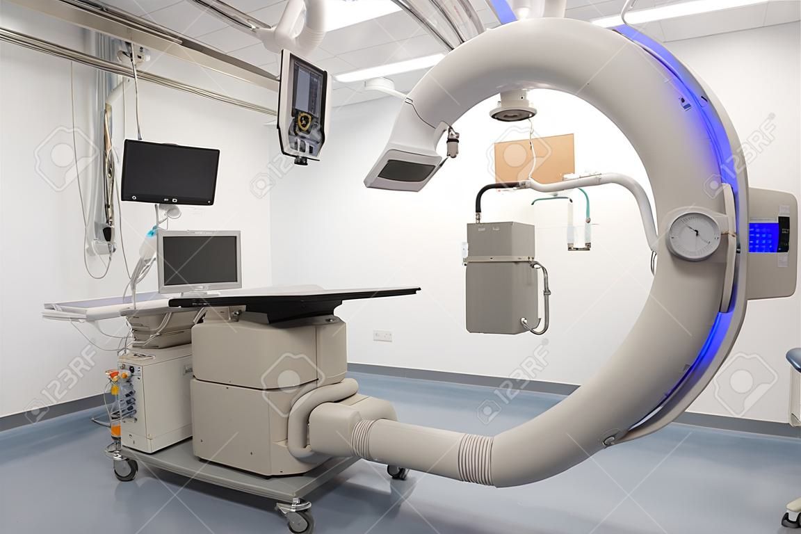 Angio lab in een ziekenhuis met diagnostische beeldvorming apparatuur gebruikt om de slagaders en de kamers van het hart visualiseren