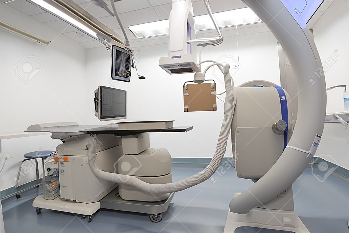 Angio lab in een ziekenhuis met diagnostische beeldvorming apparatuur gebruikt om de slagaders en de kamers van het hart visualiseren