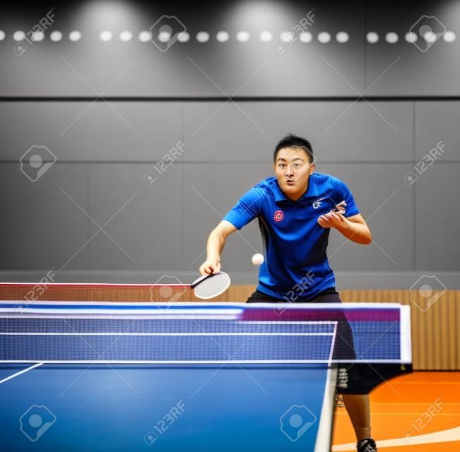 Jugador de tenis de mesa en el pabellón de deportes