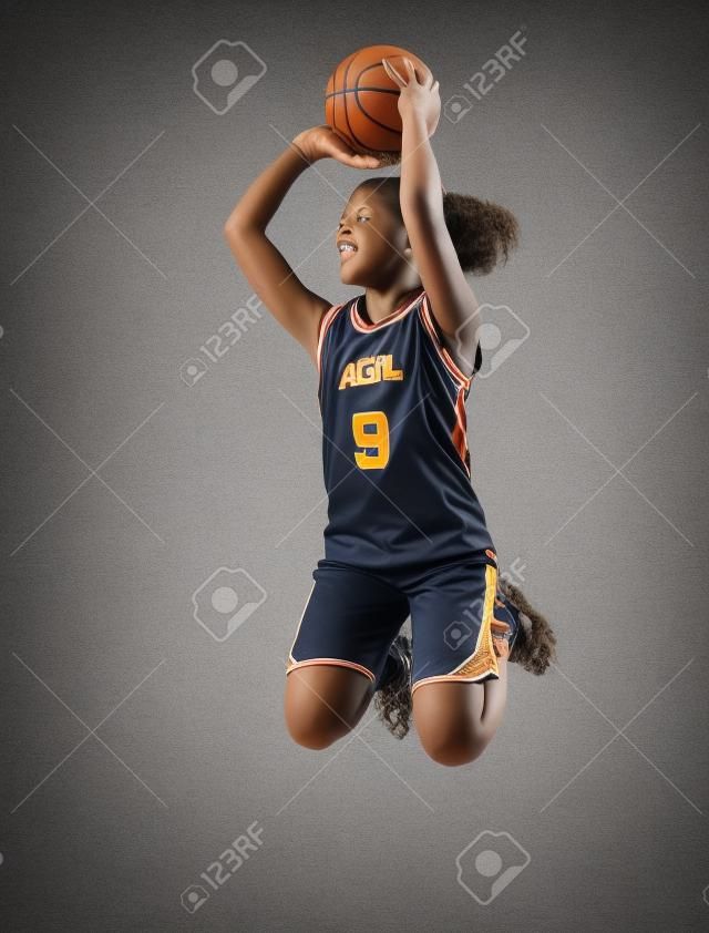 Jeune fille joueur de basket isolé