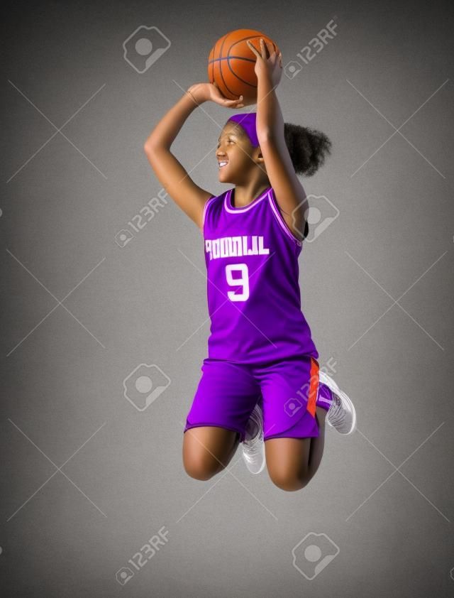 Молодая девушка баскетболист изолированные