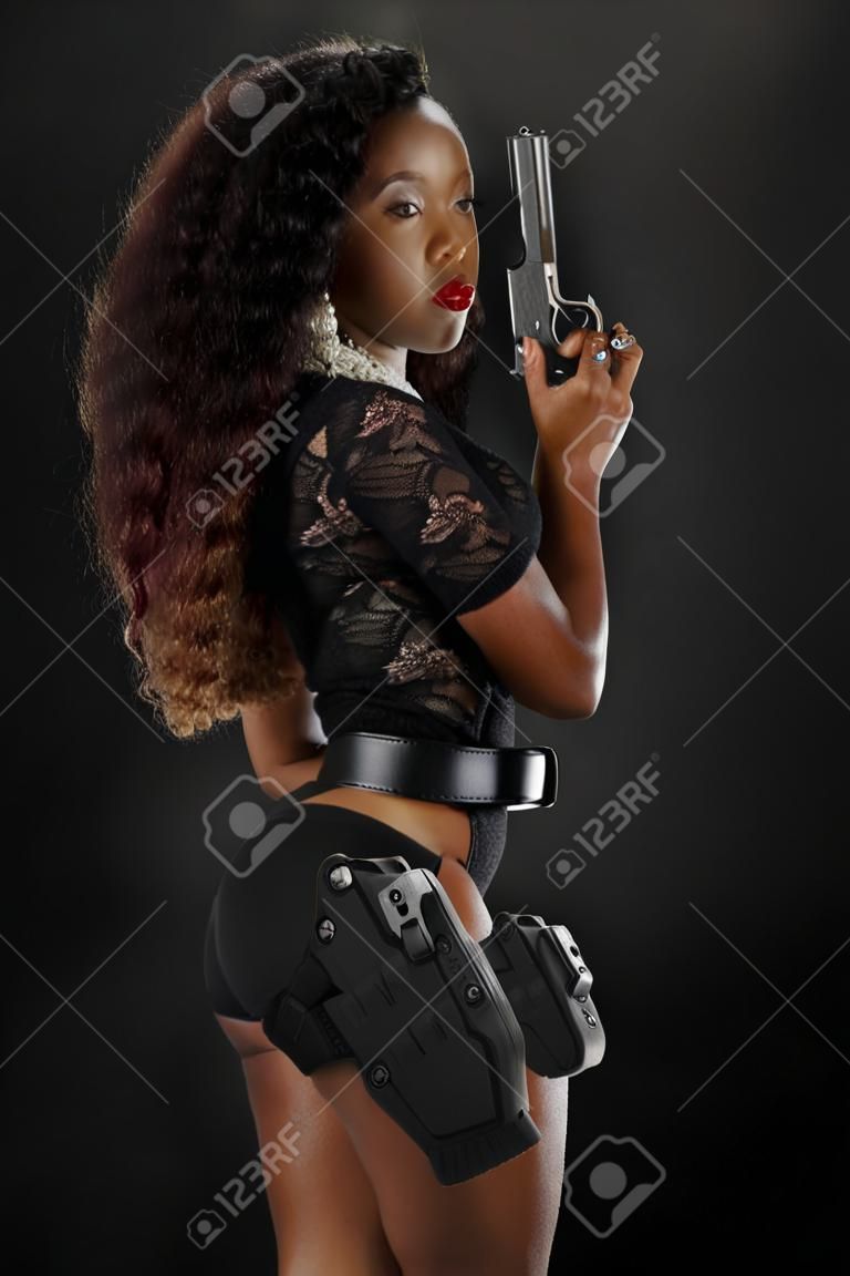 Pistol portant fille afro-américaine