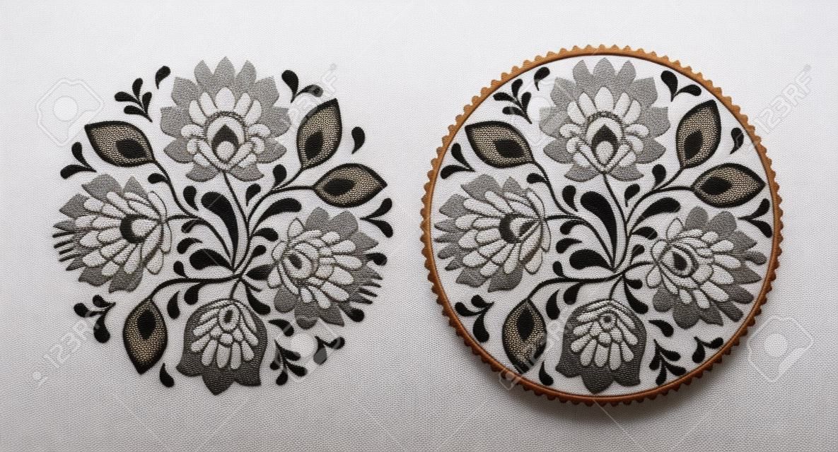 Folk hímzés virágos - hagyományos lengyel kerek minta fekete-fehérben