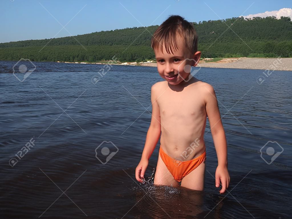 Boy en el río