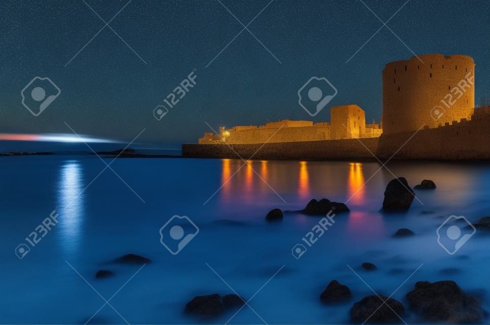 Widok na wieże Alghero w nocy?