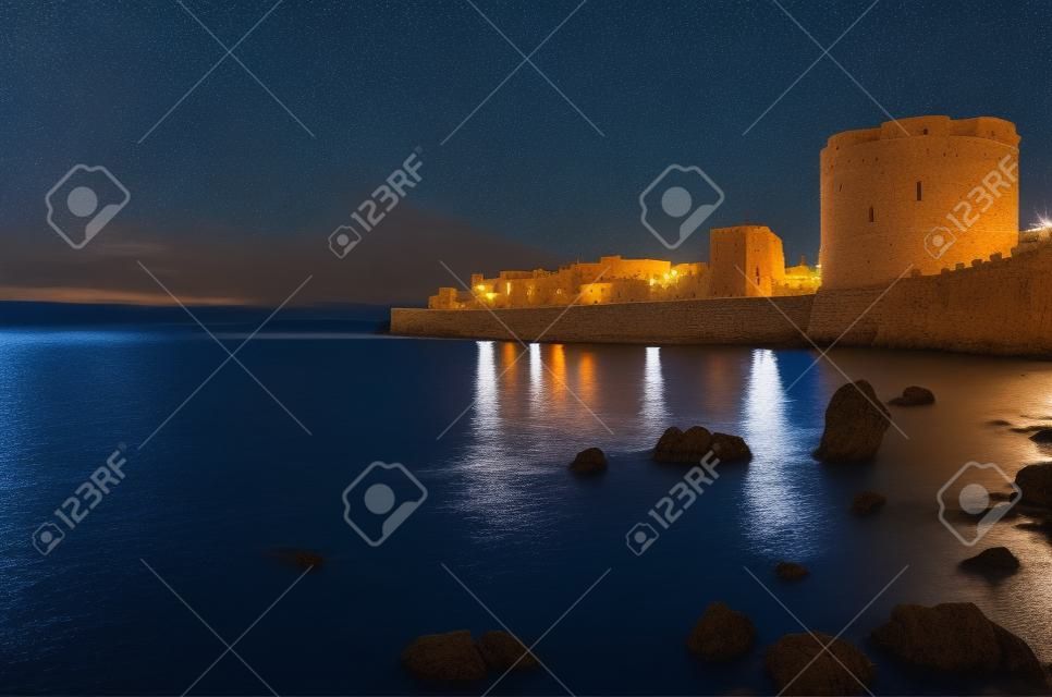 Vista de las torres de Alghero en la noche