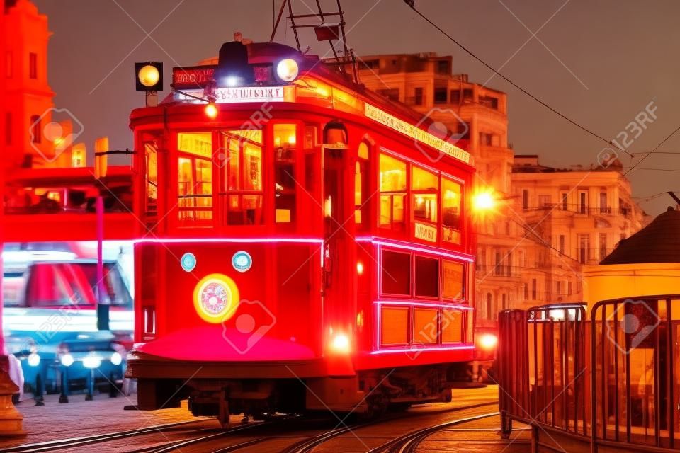 Nostalgiczny czerwony tramwaj na placu taksim. ulica istiklal jest popularnym miejscem turystycznym w stambule w turcji.
