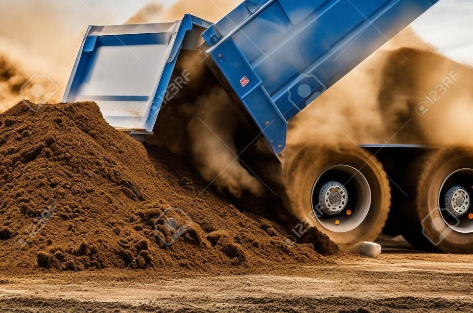 새 상업 개발 건설 프로젝트에서 채우기 프로젝트에 흙을 운반하는 10 야드 덤프 트럭
