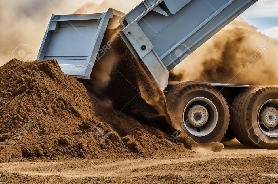 새 상업 개발 건설 프로젝트에서 채우기 프로젝트에 흙을 운반하는 10 야드 덤프 트럭