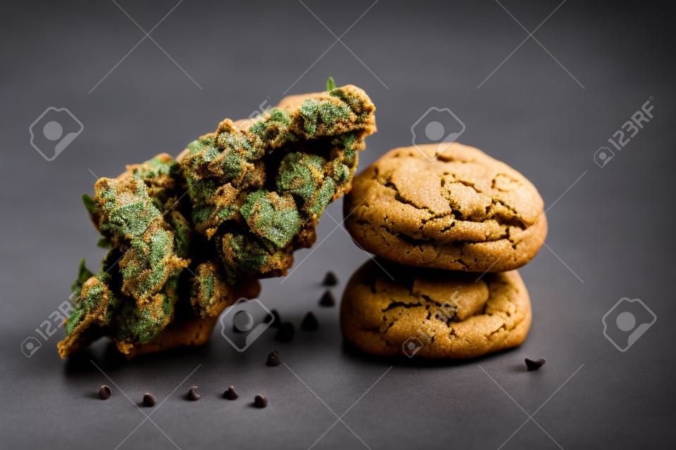 Szczegół pojedynczy marihuany nug nad natchniętymi czekoladowych układów scalonych ciastkami - medyczny marihuany edibles pojęcie