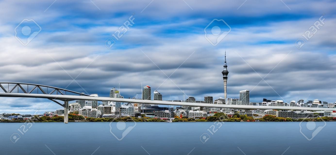 Puente sobre la ciudad de Auckland con un maravilloso cielo nublado de la mañana.