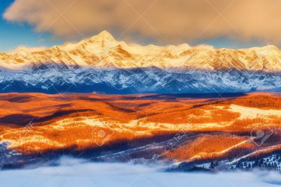 Jesienne wzgórza i śnieżny grzbiet górski na tle w Piemoncie, w północnych Włoszech.