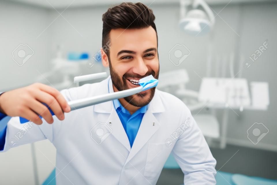 Ritratto di un dentista divertente