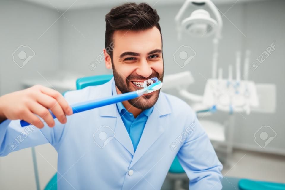 Ritratto di un dentista divertente