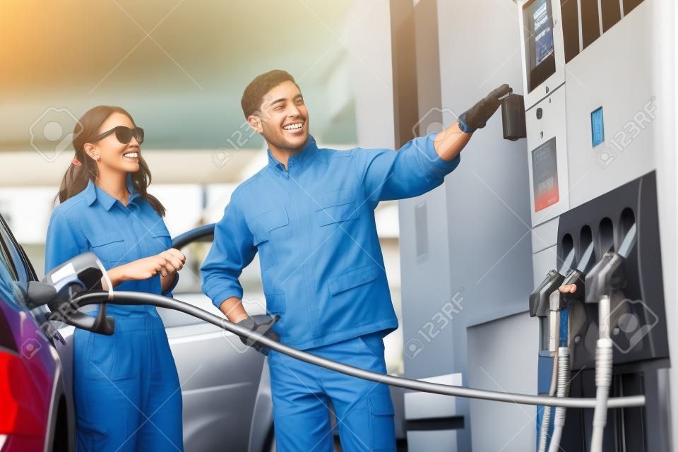 ガソリンスタンドで車に給油ガソリンスタンド労働者と若い女性クライアント