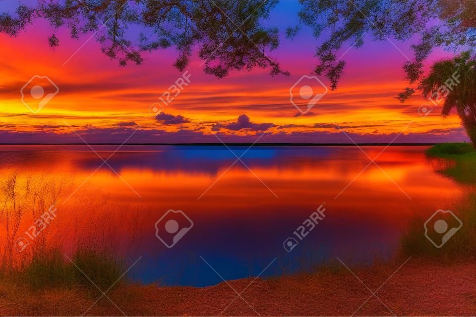 Kolorowy zachód słońca nad jeziorem zobel, rezerwat george lestrange, fort pierce na florydzie