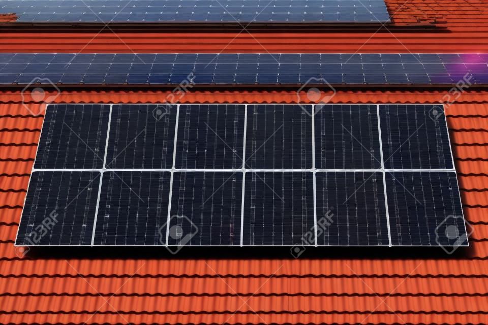 Paneles solares en un techo