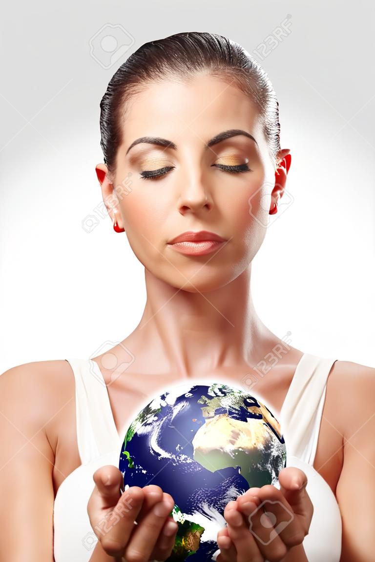 Pacífica hermosa mujer sosteniendo el planeta tierra con cuidado y responsabilidad, símbolo de la protección del medio ambiente
