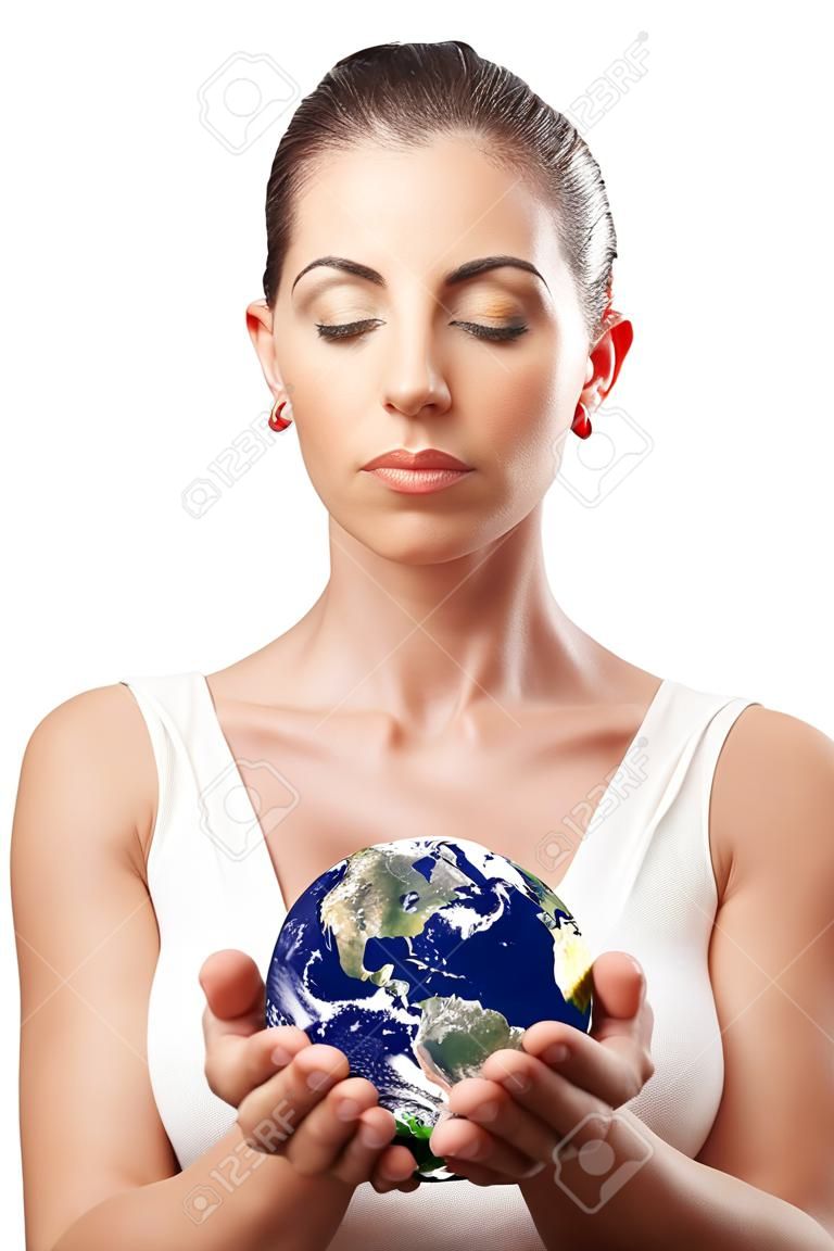 Pacífica hermosa mujer sosteniendo el planeta tierra con cuidado y responsabilidad, símbolo de la protección del medio ambiente