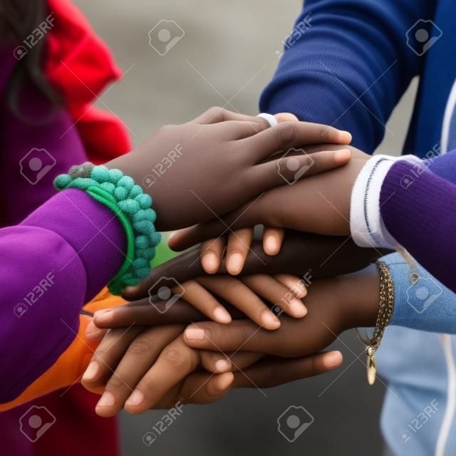 Groupe d'adolescents d'empilage leurs mains, l'unité et la solidarité