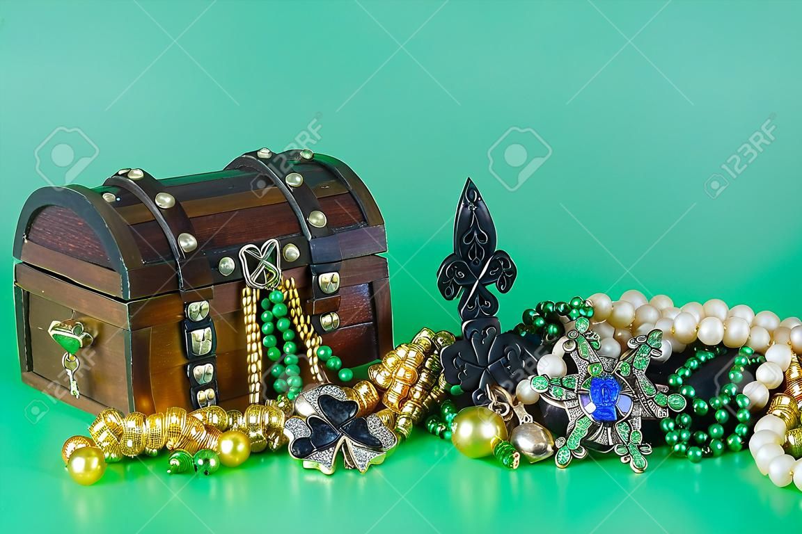 Afbeelding voor Saint Patricks Dag op 17 maart. Treasure borst om geluk en rijkdom te symboliseren is gevuld met kostuum sieraden en kralen.