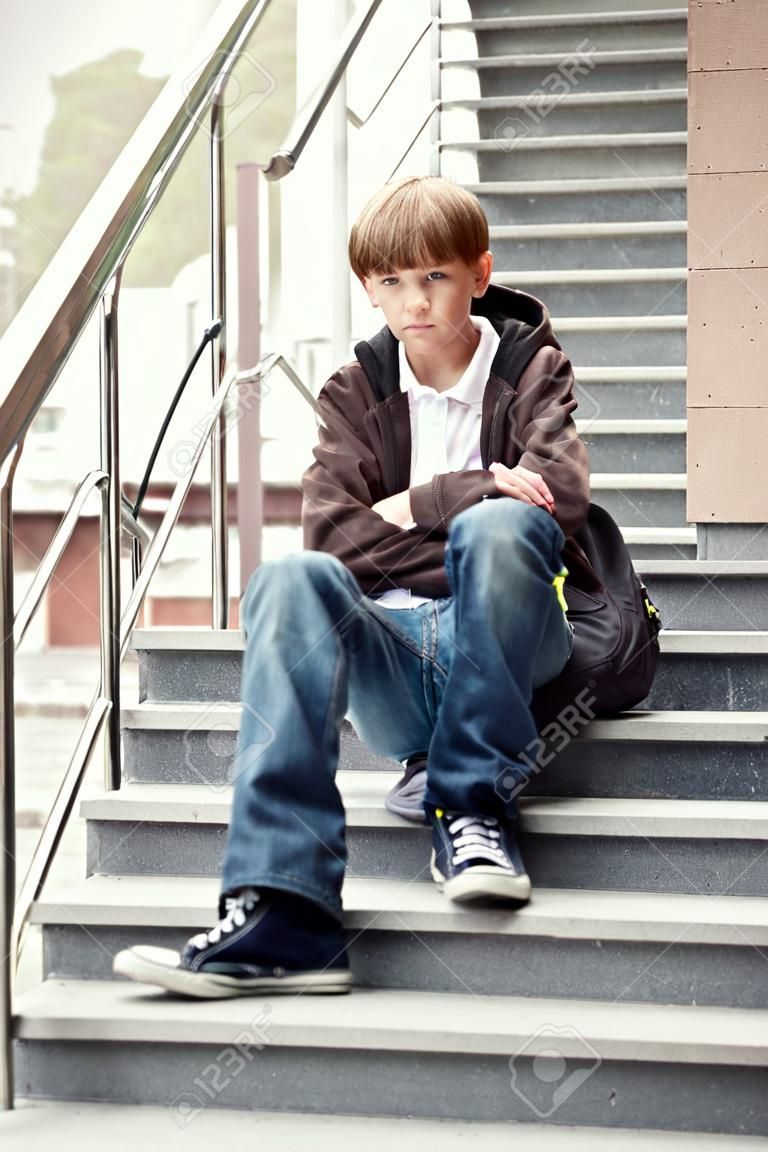 Serious Teenager sitzen auf Treppen. im Freien