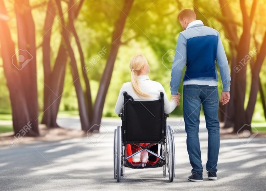 A Lovers couple dans fauteuil roulant et non handicapés