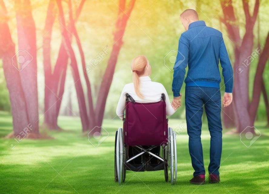 恋人夫妇在轮椅上，而不是残疾